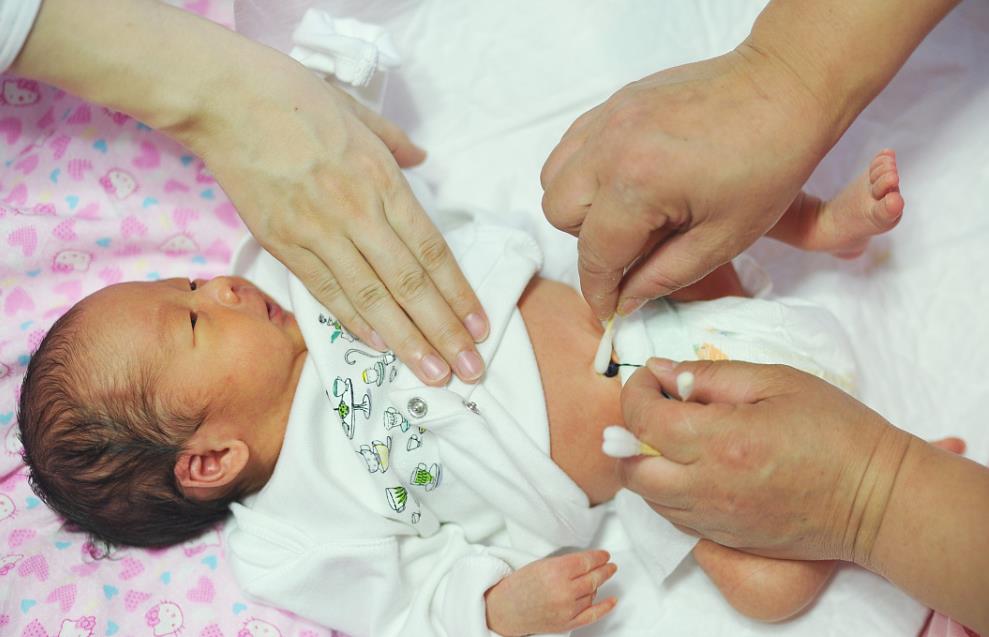 给刚出生的宝宝洗澡时，这三个部位别勤洗，对宝宝身体是一种伤害