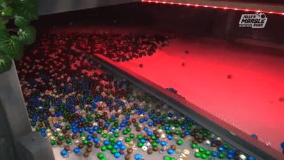 如何同时玩300颗弹珠？盖一座3米高的弹珠城堡就好了