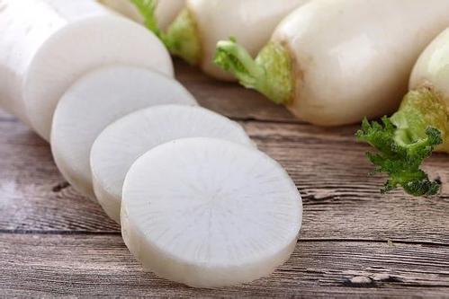 小雪节气养生，营养师教你生吃萝卜熟吃梨，化痰止咳除掉“内火”