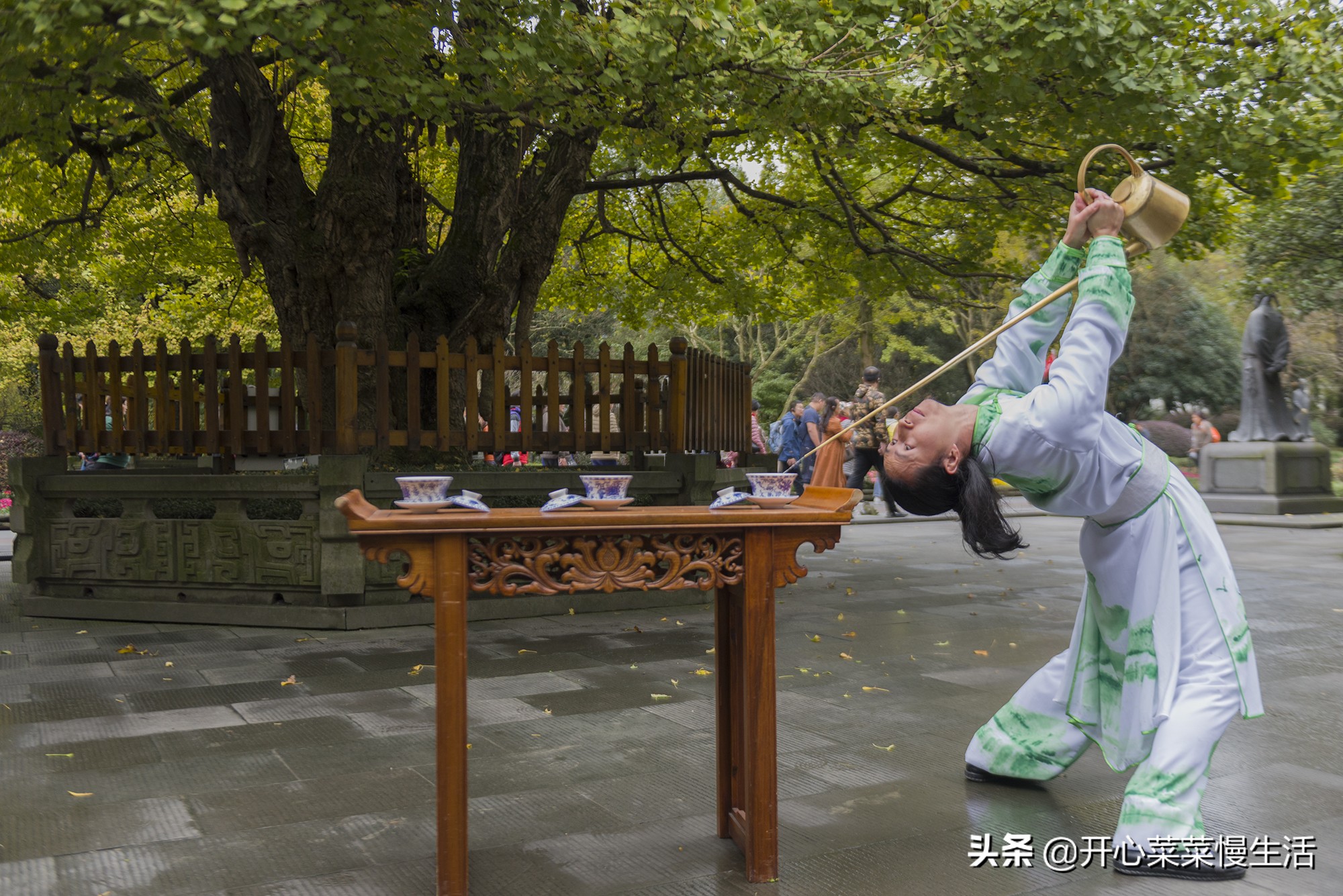 小伙喝茶技术技惊四座,小伙挑水十年练绝技