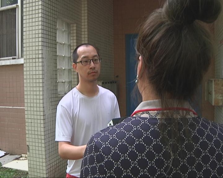 男子嫌吵闹持杆朝楼上泼粪水,男子嫌邻居小孩吵闹