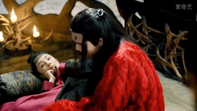 嘉行“重男轻女”,女艺人抠脚8个月,男艺人集体出逃?