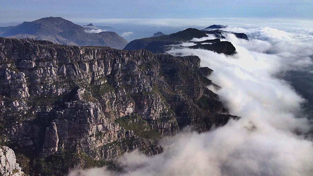 神秘的非洲平顶山：就像一个巨大餐桌，常年被云雾笼罩！