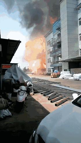 做饭液化气爆炸怎么办,做饭途中煤气罐冒火怎么回事