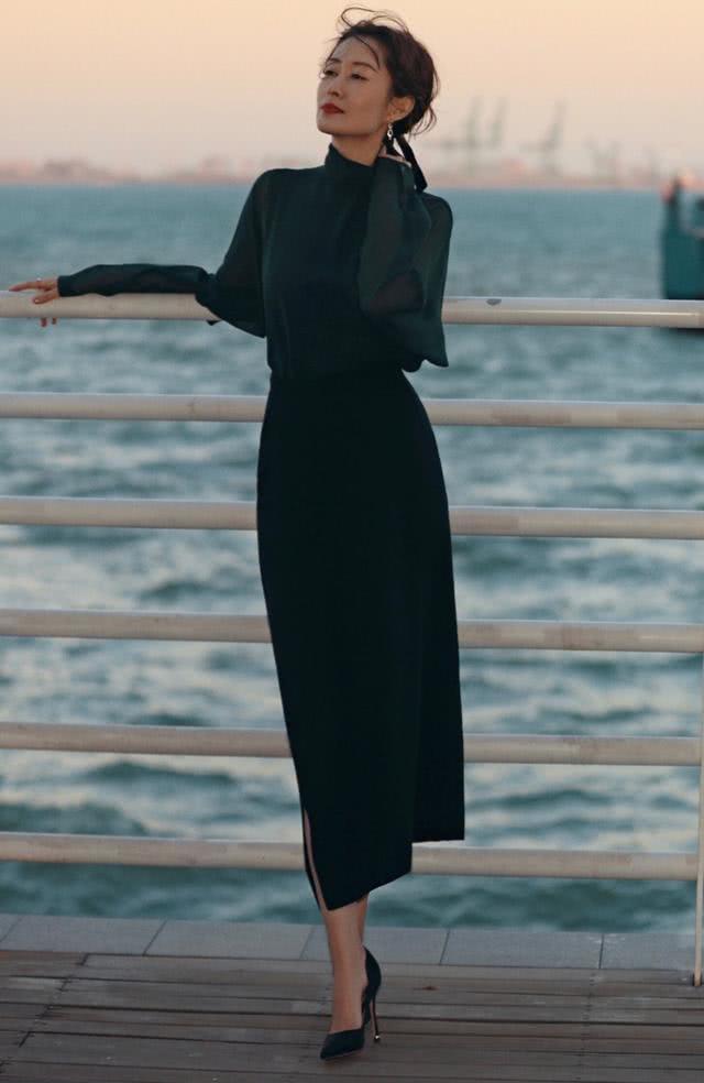 刘敏涛穿丝绒裙照片,刘敏涛穿衣风格