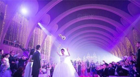 新郎结婚当天发生意外,婚礼现场新郎裤子开叉