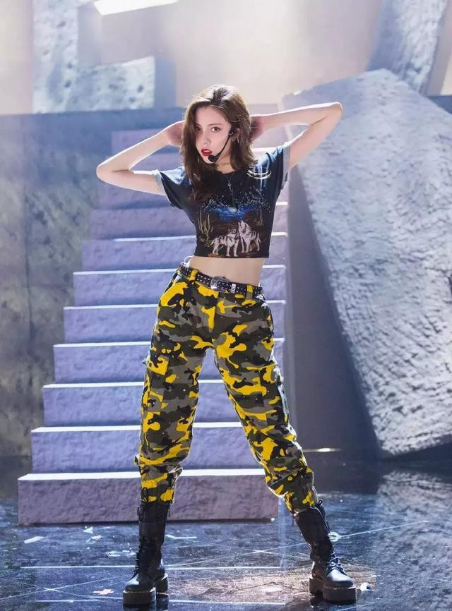 明星穿缩腿裤,明星穿宽腿条形裤