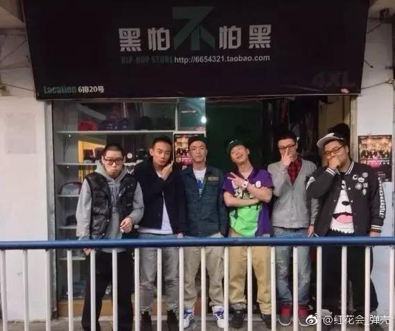 刺纹身脚踩松糕鞋那些年小寨百汇里西安80、90后的非主流青春