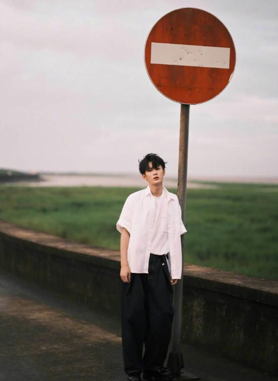 原来你还在这里檀健次穿搭,檀健次绿意小溪写真