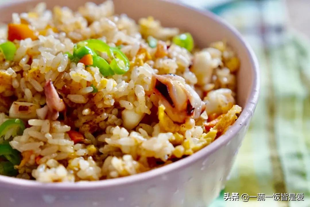 东北夜市孜然鱿鱼炒饭,孜然鱿鱼炒饭做法