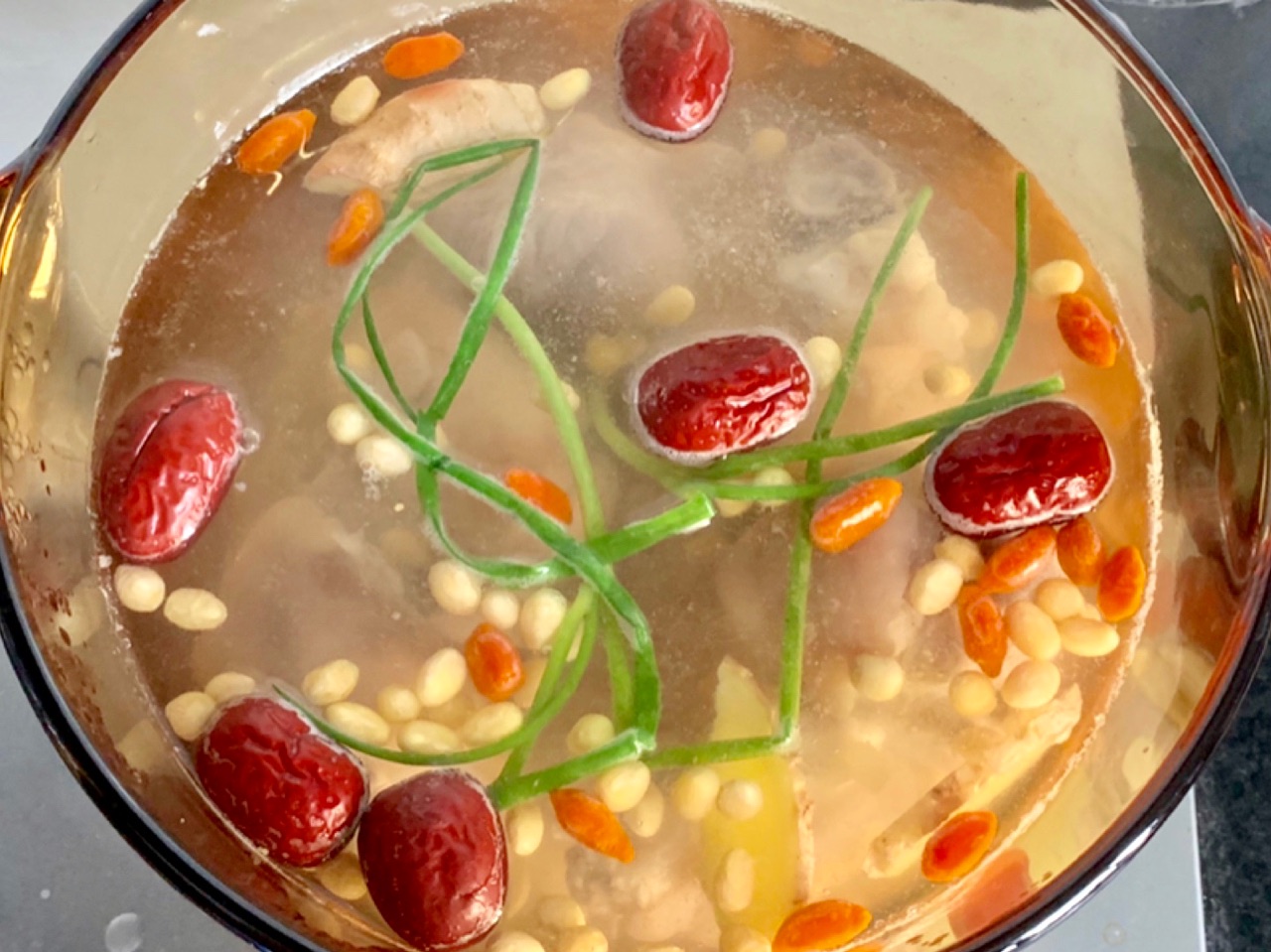 黄豆炖猪蹄汤是甜的,黄豆炖猪蹄奶白色