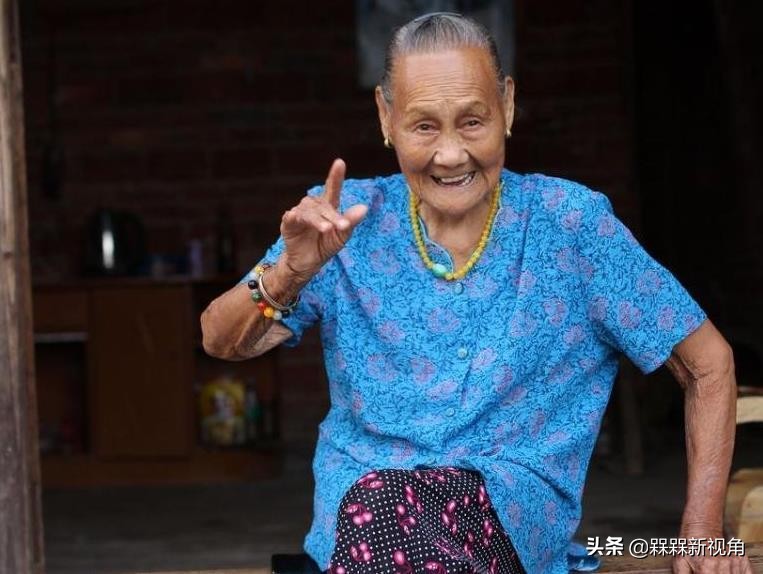 河南农妇去医院看病报警,老妇去医院医生看到胳膊报警