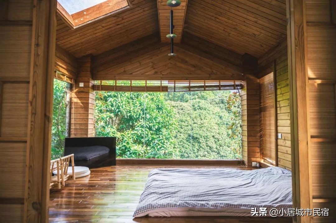 组队去火爆的玻璃屋民宿，星空下围炉火锅烧烤，唱k麻将，放烟花