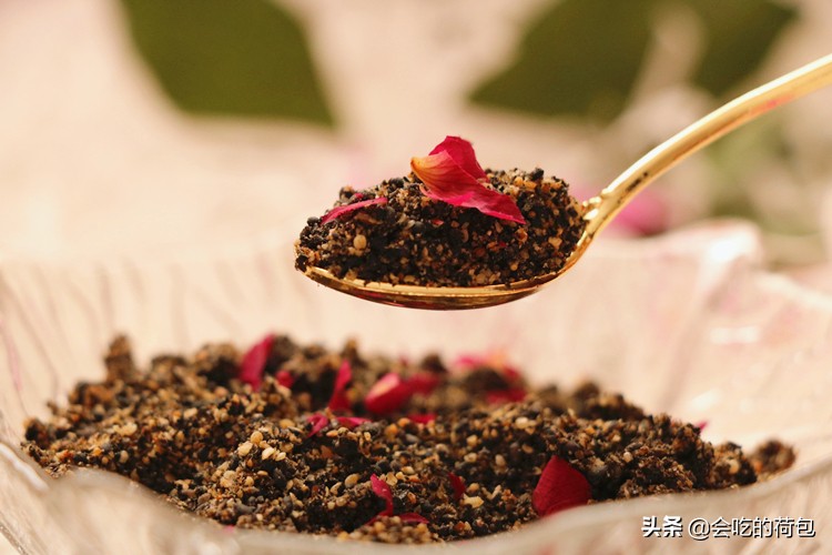 吃黑芝麻好处多,教你懒人做法,做一次吃半个月,随吃随取真省事