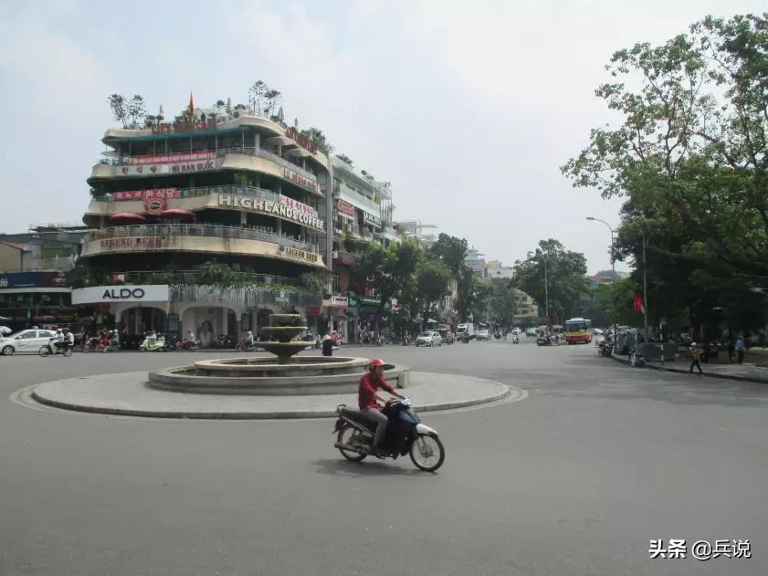 越南老兵重回当年战斗过的洞穴 (越南老兵回忆丛林战争)