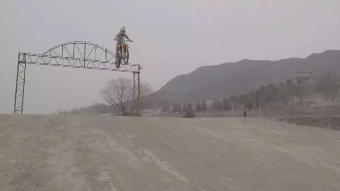 史上最嫩的“追风少年”：5岁就参加摩托车越野锦标赛，从此一发不可收拾！