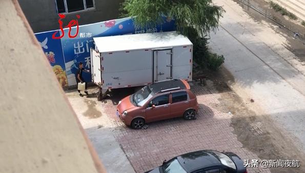 居民楼里的商店竟然能给汽车加油？执法人员来检查，商店突然关门，饭菜还在桌子上呢