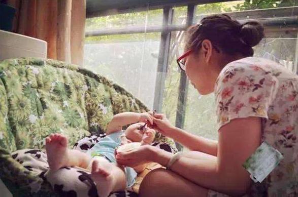 宝宝身上长黑刺妈妈一根根的拔掉,孩子身上长了黑刺