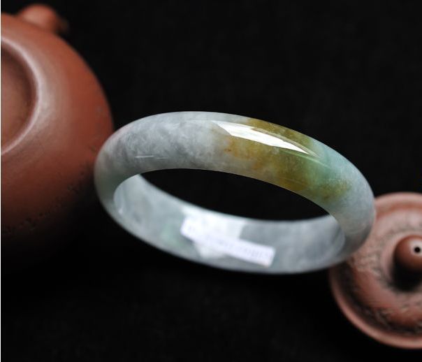 商场买翡翠标价11万还有瑕疵,一千块的玉手镯值得买吗