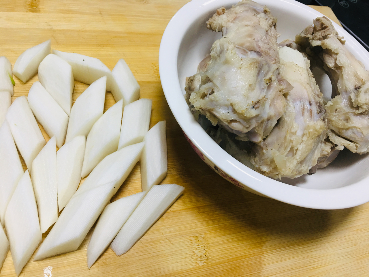 炖牛骨汤用不用焯一下水,炖牛骨怎么炖肉不离骨