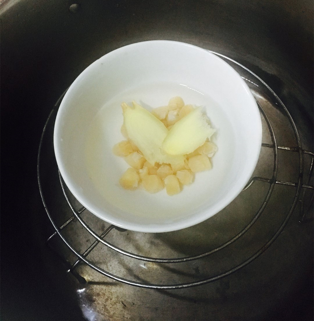 鱼胶干贝瘦肉白菜汤,干贝浓汤煮时蔬