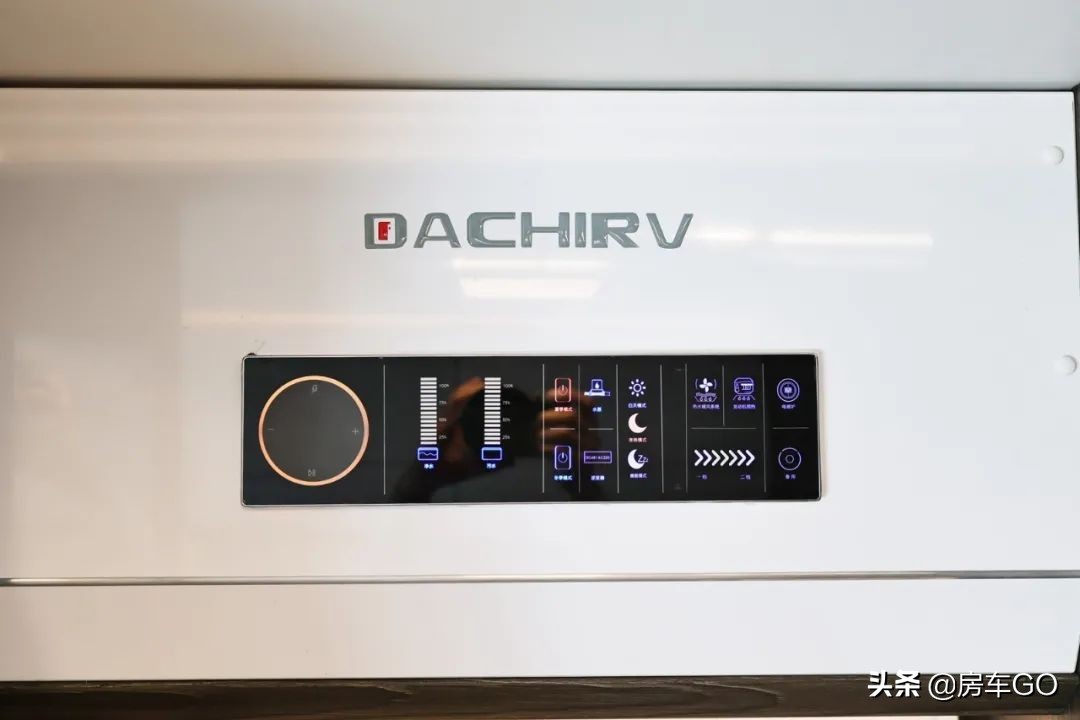 这台房车有5种充电方式，车内电器语音控制，卫生间也是干湿分离