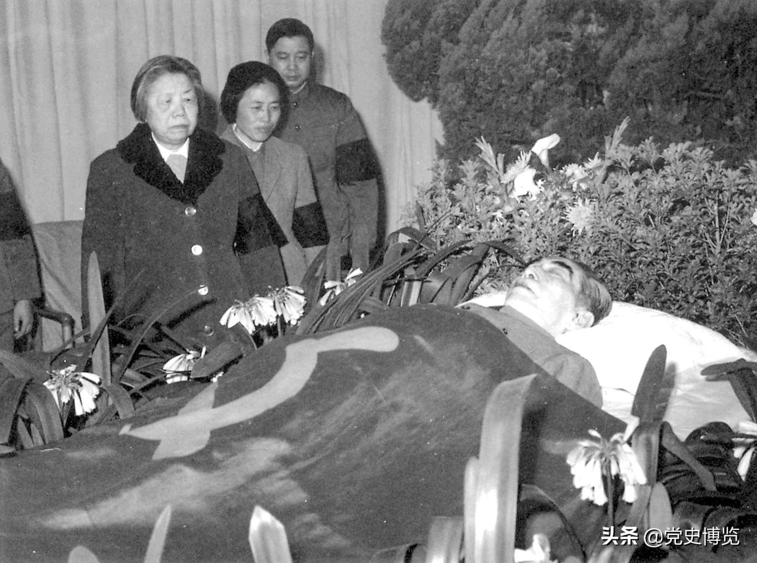 巨星陨落，思念成河：1976年，周恩来、*德朱**、毛*东泽**相继逝世