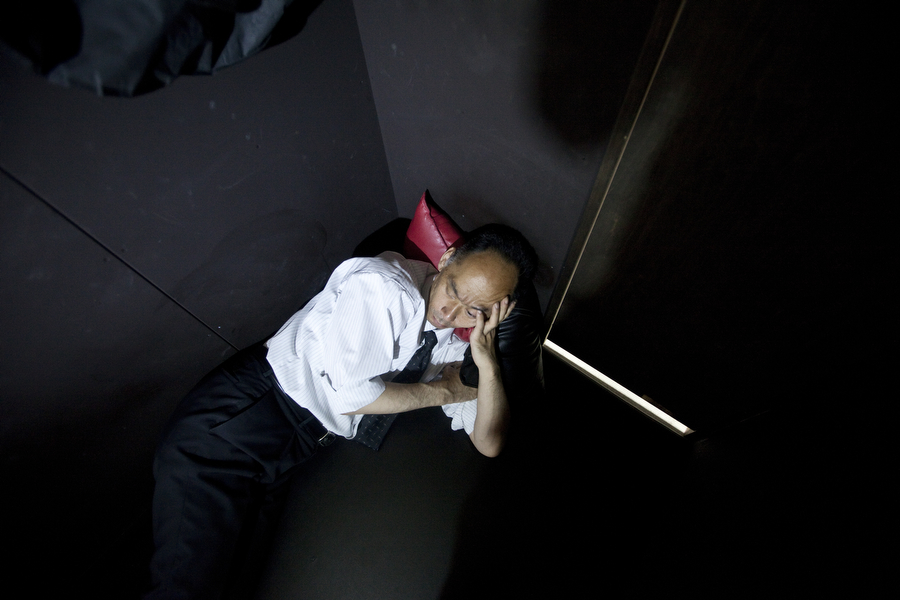 日本穷人住网吧纪录片,日本80后住网吧