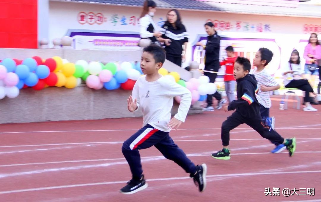 全力以复从心启航黑板报,向阳中学校运会活动