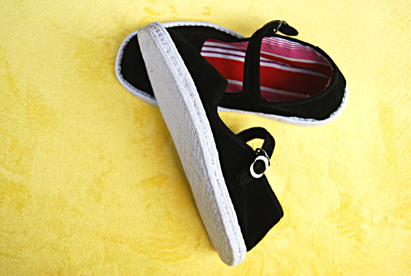 女菜农纯手工千层底布鞋，5道工序1片心，您没见过吗？