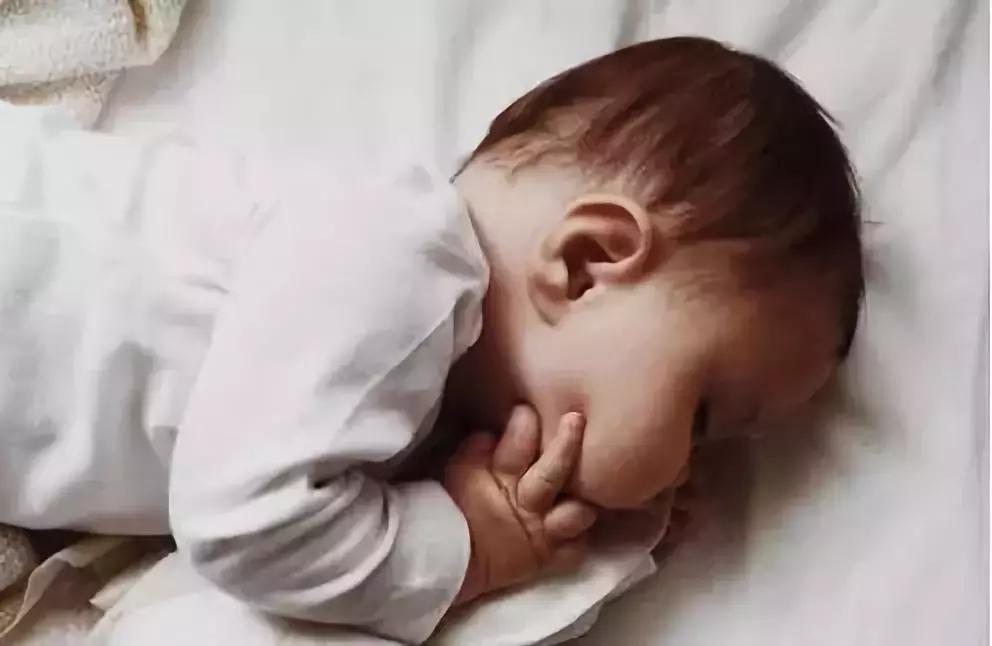 新生儿憋气小腿乱蹬是什么情况,新生儿憋气发力憋得满脸通红