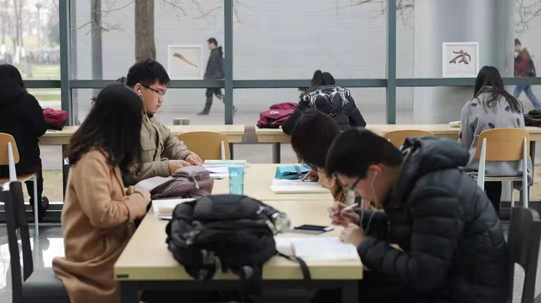 女儿复读一年考三本不想上咋办,今年想复读可以降级复读吗