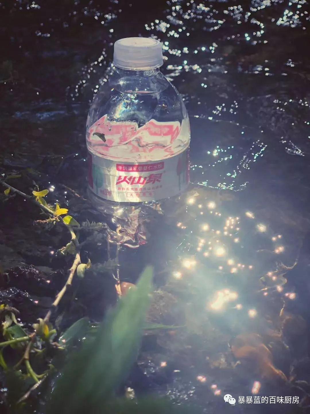 这家水饺店出了一瓶万年稀罕的天然自涌泉,到店免费喝,牛掰啊