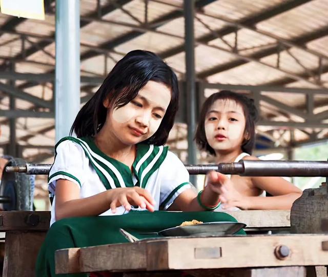 缅甸帝王绿翡翠手镯价格及图片,缅甸翡翠是帝王绿好还是阳绿好