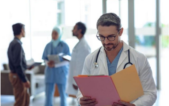 眼睛疼前面有黑点出现,眼睛前面总有黑点在飘是什么原因