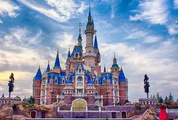 哈佛校长带娃去一个陌生地方,哈佛女校长带孩子去不同的地方