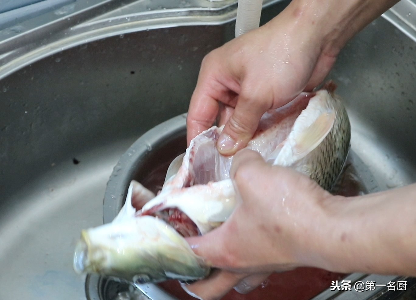 大厨分享煎焖鲤鱼家常做法,不腥不腻,肉质鲜嫩,学会在家轻松做