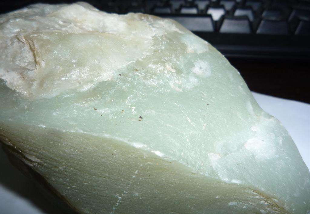 怎样区别和田玉的籽料与山流水料,和田玉戈壁料和山料的有什么不同