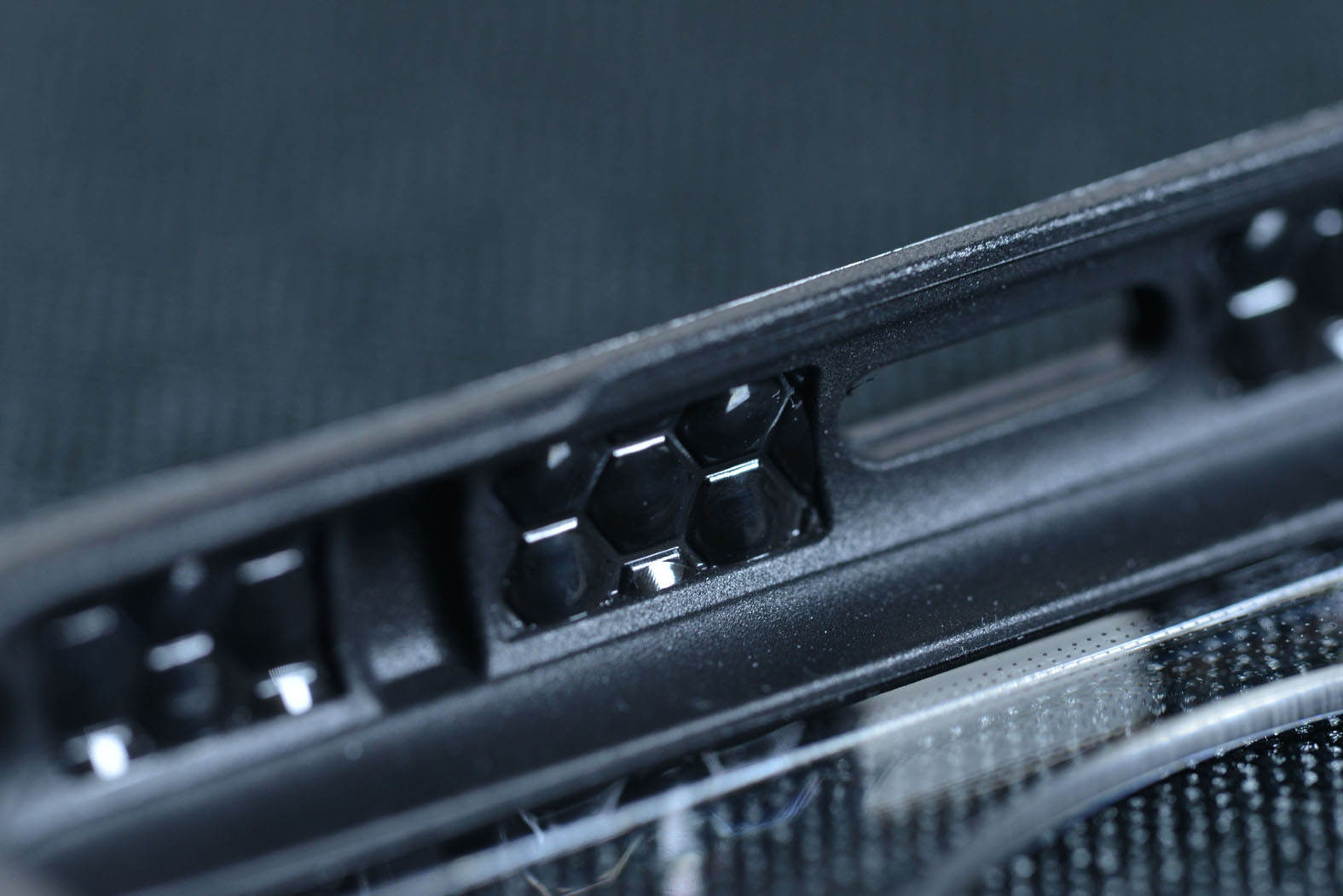 7000块的华为mate40pro,mate40pro蓝猩护甲防摔壳