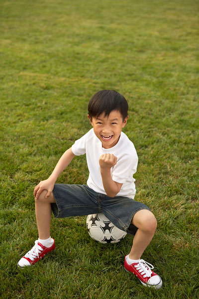 足球教练教学生们踢球,踢球就要找专业的教练