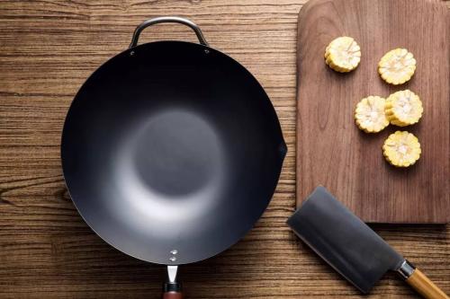 家用怎样做铁锅才能永远不生锈,生锈的铁锅别扔了学会这个小窍门