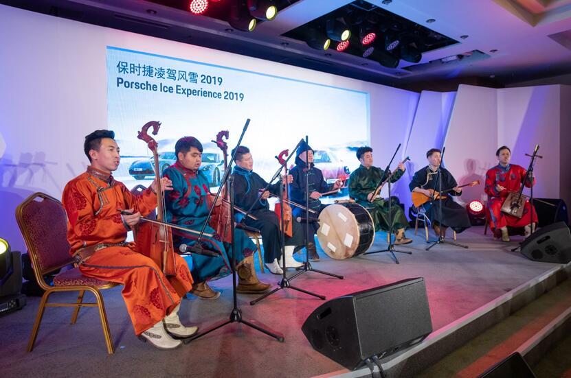 保时捷911turbos漂移,保时捷panamera雪地模式怎么开