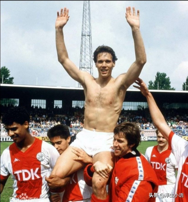 足球史上最全能支点中锋!他可以在中锋、前腰和边锋之间无缝衔接!