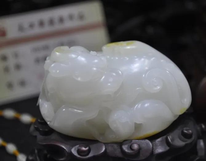 玩玉入门须知,羊脂玉鉴别用摩擦吸纸的方法