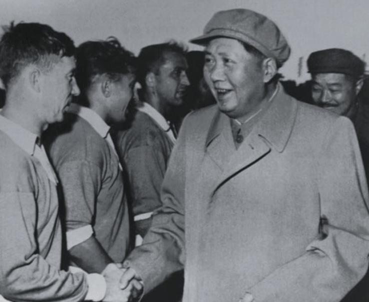 伟人足球情结:毛*东泽**踢门将,陈毅踢中锋,贺龙打造亚洲足球劲旅