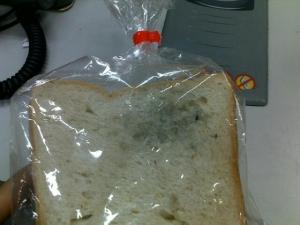 馒头、面包上有霉点,去掉之后还能继续吃吗?告诉你营养师的看法