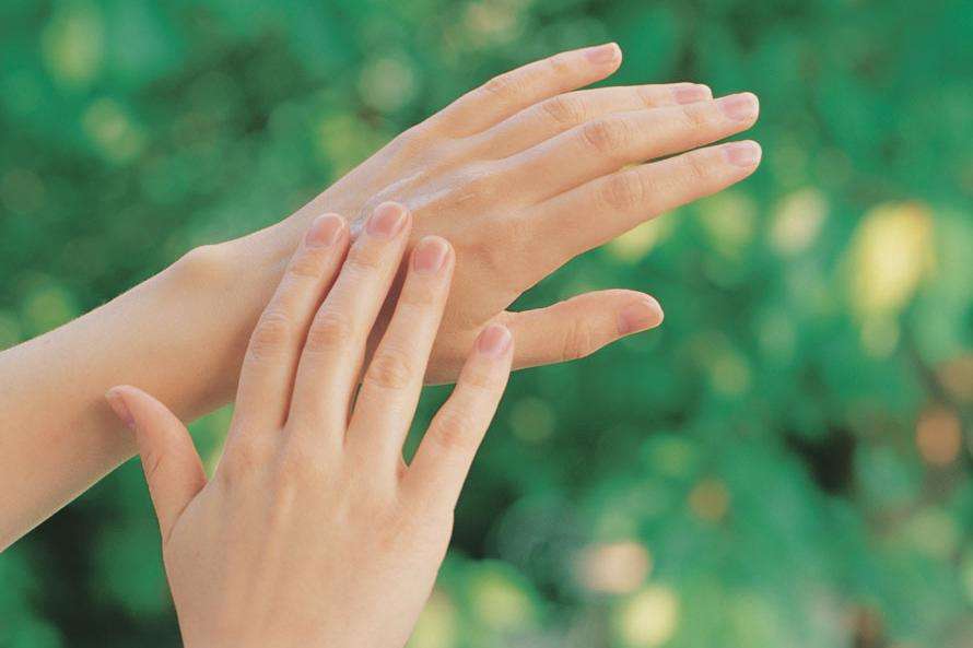 手抽筋是什么原因引起的？老人缺钙怎么办