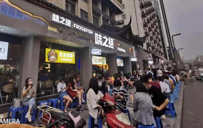 餐厅和客人发生冲突服务员怎么办,餐厅员工跟顾客发生争执怎么处理