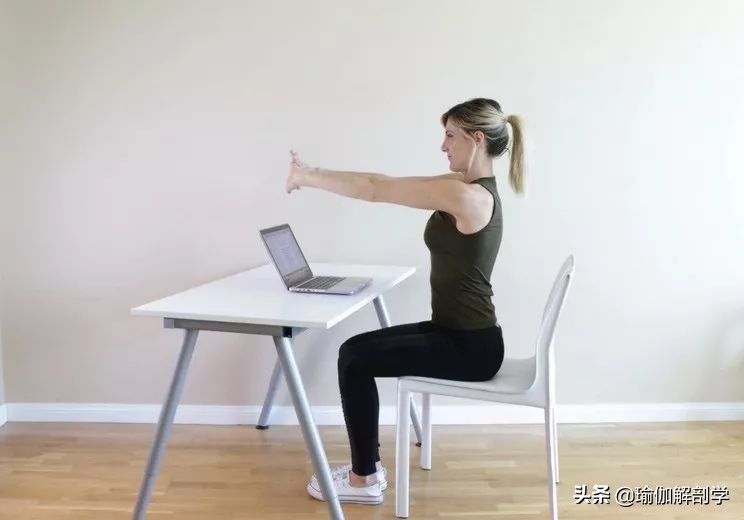 8个椅子瑜伽体式最适合上班一族,办公瑜伽动作