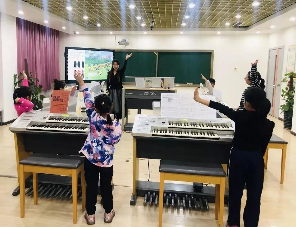 科少声乐课堂,双排键乐器演示